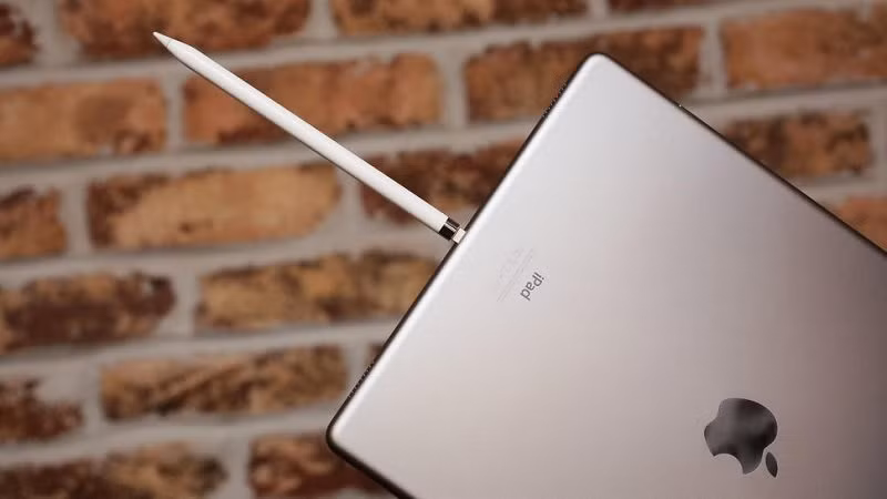 Cũng ra đời vào năm 2015, Apple Pencil là phụ kiện bút cảm ứng cho iPad Pro. Để sạc pin, người dùng cần cắm cổng Lightning trên đầu bút vào cổng sạc của iPad. Việc cắm bút vào iPad để sạc gây mất thẩm mỹ, có khả năng làm gãy bút hoặc cổng sạc nếu vô tình tác động mạnh. Thiết kế này khiến người dùng không thể vừa sạc bút vừa sạc iPad. Đến nay, các mẫu iPad Pro, iPad Air và iPad mini thế hệ mới đã chuyển sang dùng Apple Pencil thế hệ 2, hỗ trợ sạc bằng nam châm hít vào cạnh máy tiện lợi hơn. Ảnh: CNET.