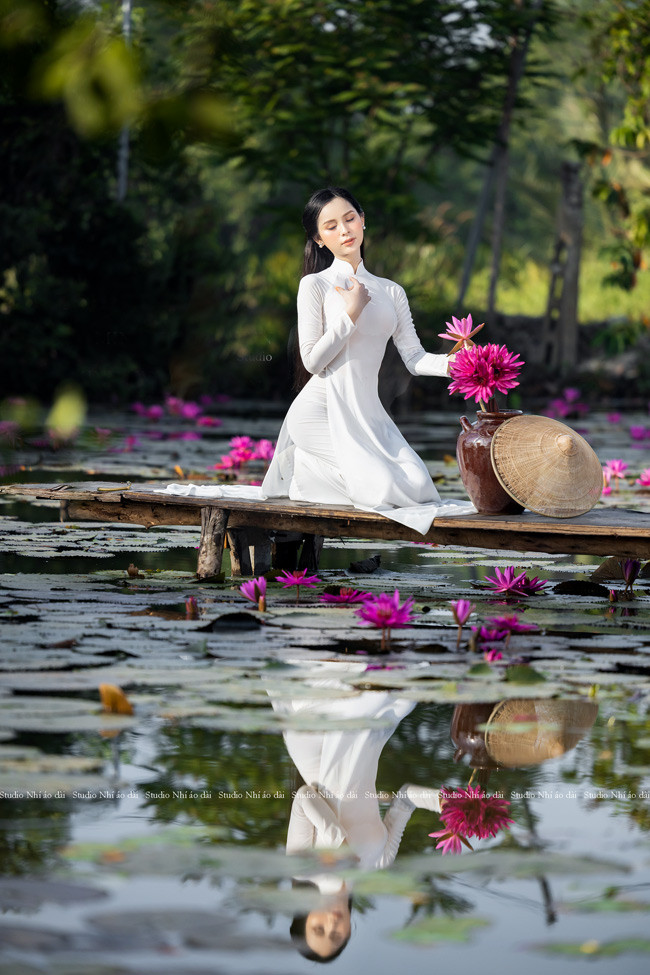 Trong tà áo dài trắng thướt tha, nàng Á hậu chuyển giới khoe vẻ đẹp nõn nà.