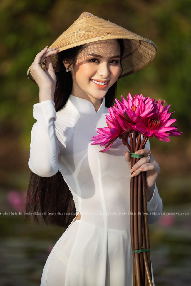 Một số người bình luận, Tường Vi đẹp và duyên dáng như hoa hậu, nếu không nói, không khó có thể nhận ra cô là người chuyển giới.