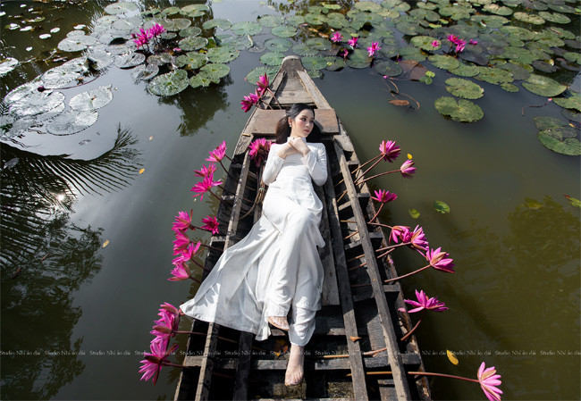 Với cách tạo dáng chuyên nghiệp, Tường Vi xinh đẹp và gợi cảm chẳng kém "con gái xịn".