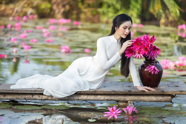 Trước khi chuyển giới, Tường Vi từng được mệnh danh là "trai đẹp", sở hữu vẻ ngoài sáng sủa, gương mặt toát lên sự thông minh.