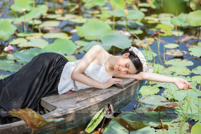 Không hề can thiệp "dao kéo" tới vùng mặt, cô nàng vẫn xinh đẹp rạng rỡ.