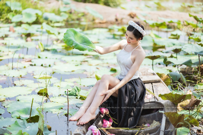 Với khát khao được sống như một cô gái thực sự, Tường Vi bất chấp mọi đau đớn, tiến hành phẫu thuật chuyển giới.