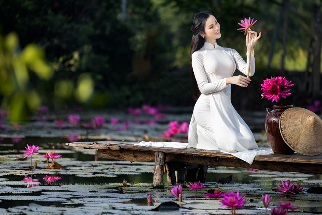 Bên đầm hoa súng, cô gái chuyển giới Đắk Nông đẹp như tranh vẽ.