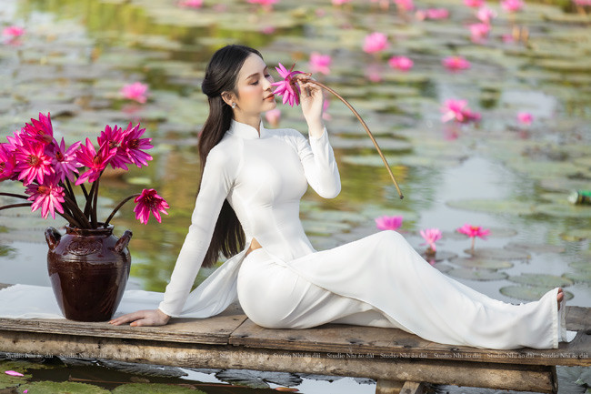 Ngay từ nhỏ, Tường Vi đã biết từ sâu trong tâm hồn mình là một cô gái. Khi công khai giới tính, cô bị gia đình phản đối dữ dội.