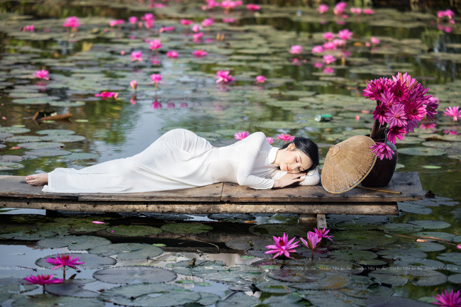 Đường cong mềm mại của cô nàng khiến người hâm mộ xuýt xoa khen ngợi.