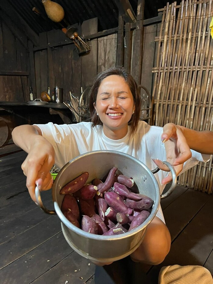 Cuoc song cua Hoa hau H'Hen Nie: Bua com dam bac chi vai cu khoai lang-Hinh-3