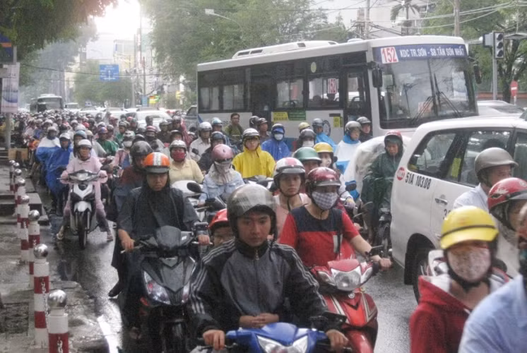 Sự cố đã gây ùn tắc giao thông vào giờ tan tầm.