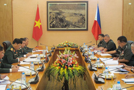 Quang cảnh buổi hội đàm giữa Trung tướng Nguyễn Quốc Khánh và Trung tướng Noel A. Coballes.