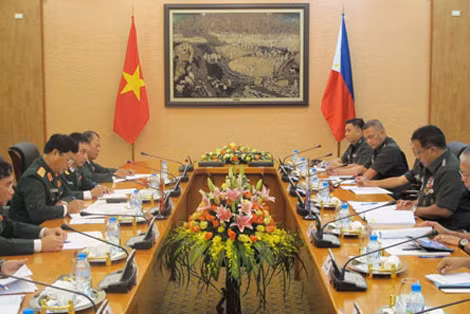 Quang cảnh buổi hội đàm giữa Trung tướng Nguyễn Quốc Khánh và Trung tướng Noel A. Coballes.