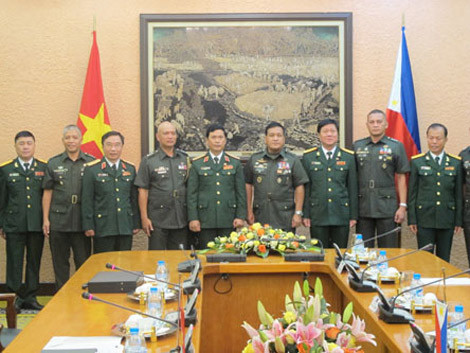 Hai đoàn đại biểu Lục quân Việt Nam và Philippines chụp ảnh lưu niệm sau khi kết thúc hội đàm.