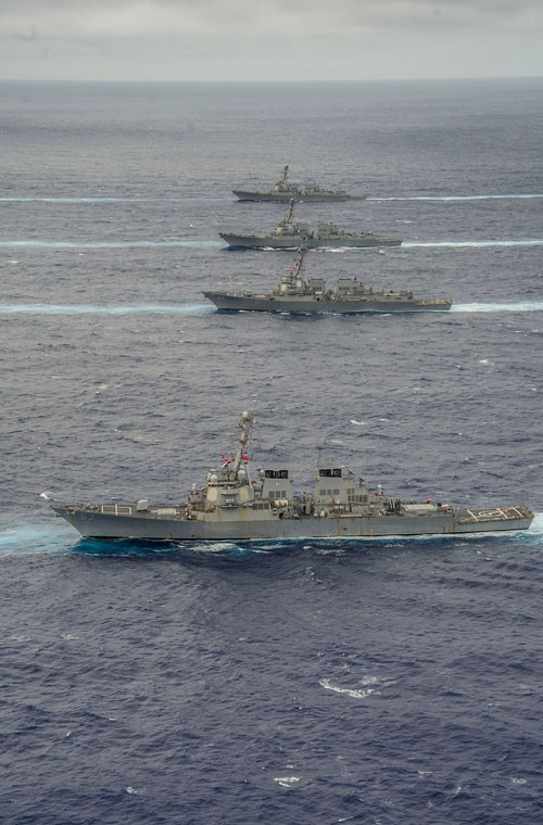 Đội hình tàu khu trục mang tên lửa điều khiển Arleigh Burke hộ vệ cho nhóm chiến đấu tàu sân bay.