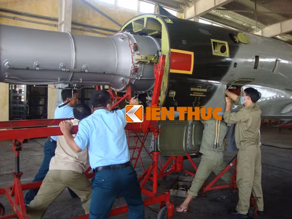 Bảo dưỡng máy bay huấn luyện L-39.