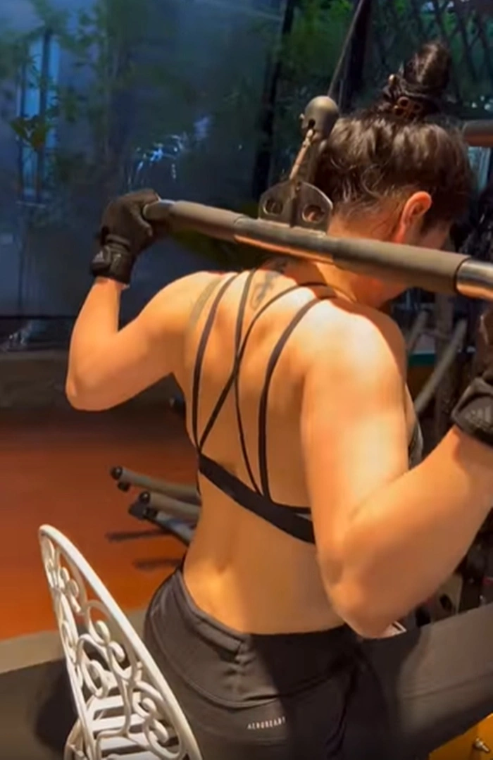 Mỹ nhân Việt khoe dáng vạm vỡ: Nhật Kim Anh cũng chào thua Angela Phương Trinh - Hình 2 My nhan Viet khoe dang vam vo: Nhat Kim Anh cung chao thua Angela Phuong Trinh-Hinh-2