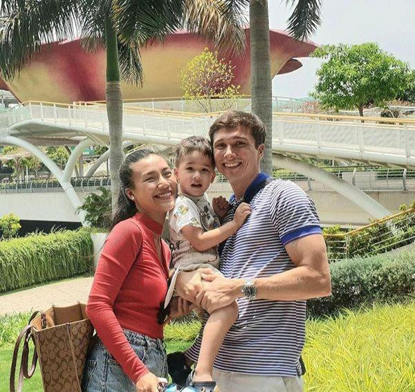 heo đó, Jack Cole đột ngột xác nhận ly hôn Hoàng Oanh vào khuya 11/4. Cho tới sáng 13/4, MC nổi tiếng xác nhận thông tin ly hôn chồng, cho biết cả hai đang trong quá trình giải quyết các thủ tục. Hoàng Oanh cho biết, dù không còn là vợ chồng thì cô và Jack Cole vẫn xem nhau như gia đình để cùng chăm sóc con trai chung là bé Max.