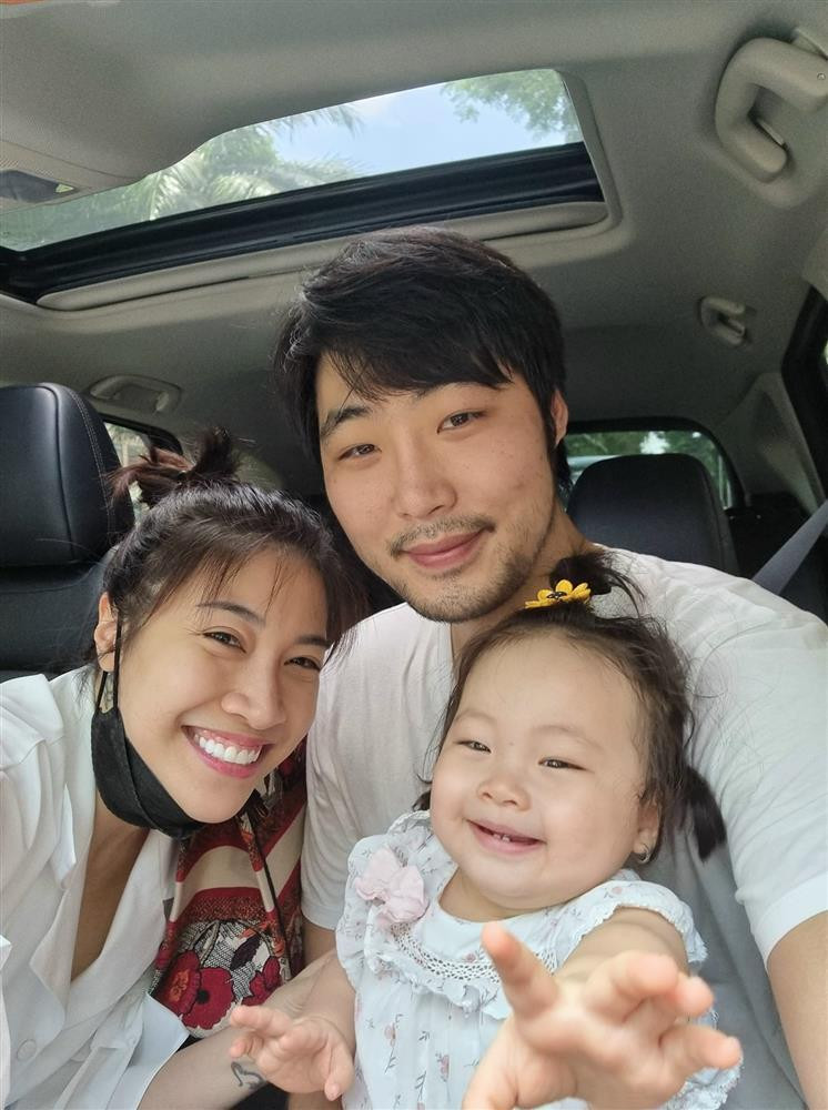 heo Pha Lê chia sẻ, đã 2 năm cô và ông xã Emmanuel Shin không làm "chuyện ấy". Tuy nhiên, cả hai không có bất hòa nào, không có người thứ ba chen ngang, quyết định giải phóng cho nhau chỉ vì không còn tình yêu. Về vấn đề tài sản, trước nay vợ chồng cô độc lập tài chính nên khi chia tay cũng không có gì phải bàn bạc. Gia đình đổ vỡ nhưng Pha Lê và ông xã ngoại quốc vẫn giữ mối quan hệ tốt đẹp, cùng nuôi dạy con gái chung.