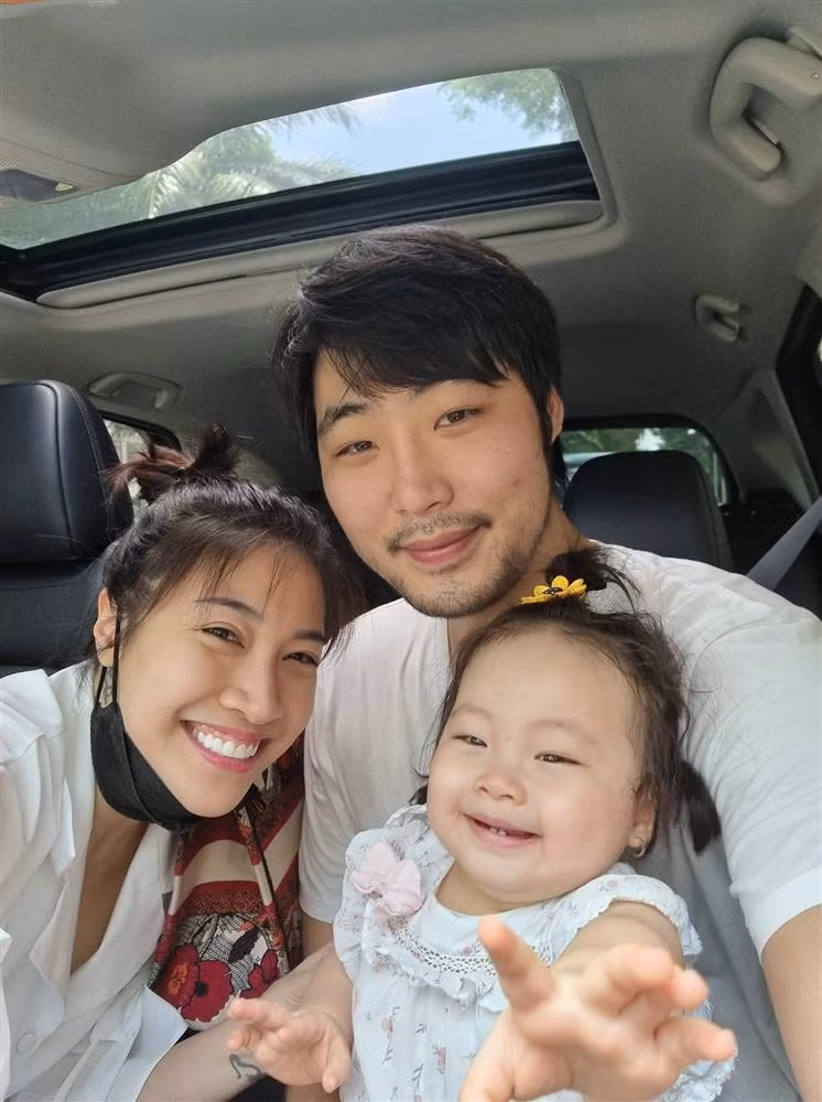 Theo Pha Lê chia sẻ, đã 2 năm cô và ông xã Emmanuel Shin không làm "chuyện ấy". Tuy nhiên, cả hai không có bất hòa nào, không có người thứ ba chen ngang, quyết định giải phóng cho nhau chỉ vì không còn tình yêu. Về vấn đề tài sản, trước nay vợ chồng cô độc lập tài chính nên khi chia tay cũng không có gì phải bàn bạc. Gia đình đổ vỡ nhưng Pha Lê và ông xã ngoại quốc vẫn giữ mối quan hệ tốt đẹp, cùng nuôi dạy con gái chung.