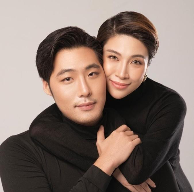 hép lại hôn nhân 2 năm, Pha Lê nhắn nhủ chồng cũ: "Hãy nhớ là vợ luôn luôn là gia đình của chồng, mong chồng sẽ thành công và đạt được ước mơ của mình, gặp nhiều may mắn khi phải lập nghiệp ở một đất nước xa lạ thế này. Chồng đã vất vả nhiều rồi, cố gắng lên". Sau thông báo ly hôn, thi thoảng khán giả vẫn thấy Pha Lê vui vẻ đăng ảnh chồng cũ lên mạng xã hội, cho thấy chia tay trong văn minh.