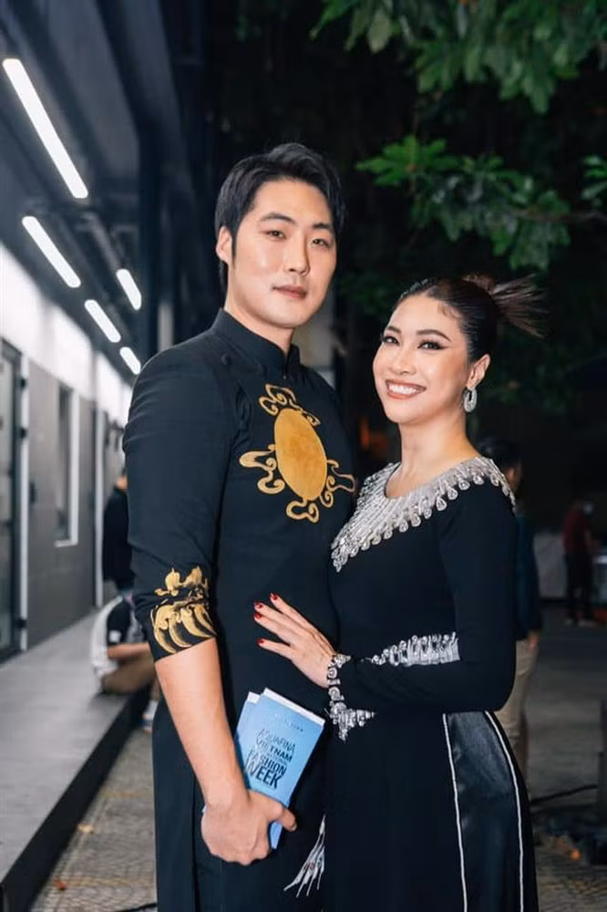 Vào sáng 29/3, ca sĩ Pha Lê bất ngờ thông báo đã ly hôn chồng Hàn Quốc dù có với nhau 1 con gái nhỏ. Nhiều khán giả ngỡ ngàng, ngơ ngác vì cả hai chưa từng để lộ dấu hiệu rạn nứt nào, thường xuyên khoe ảnh gia đình hạnh phúc lên mạng xã hội.