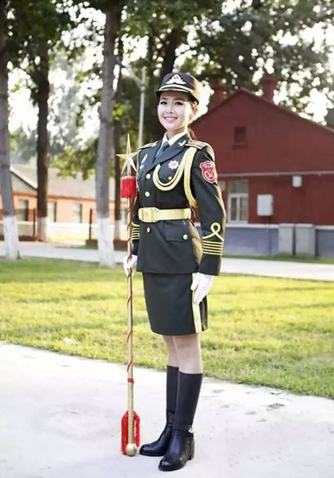 Luôn xuất hiện trong bộ quân phục chỉn chu cùng nụ cười tươi tắn, Gao cho biết, đó một phần là vì cô được huấn luyện như vậy, một phần là vì cô cảm thấy tự hào.