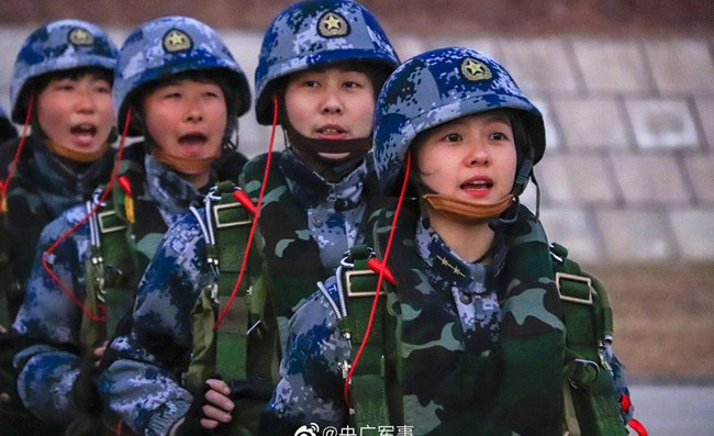 Nhan sắc xinh đẹp của nữ binh lính trong lực lượng nhảy dù Trung Quốc, không trang điểm cũng thu hút mọi ánh nhìn. Ngoài ra, họ không được phép trang điểm, không để tóc dài, móng tay dài do đặc thù công việc.