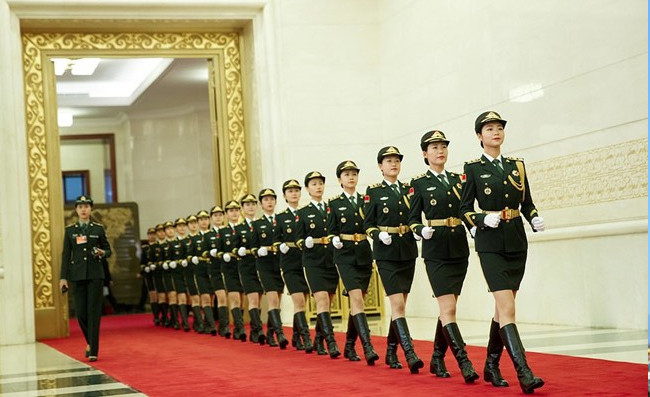 Chiếc mũ lưỡi trai của nữ quân nhân Trung Quốc cũng mềm hơn khiến có thể lật vành mũ lên để tạo vẻ nữ tính.