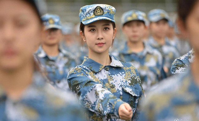 Những bộ trang phục dành cho sinh viên học quân sự thường rộng rãi hơn.