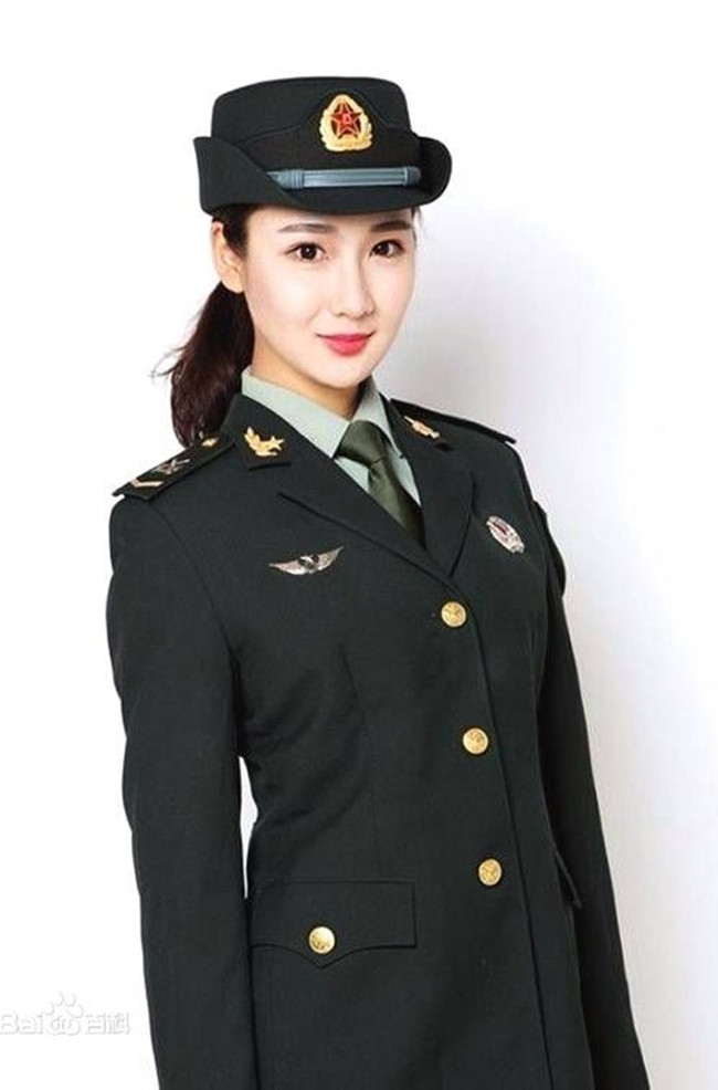 Cô gây ấn tượng bởi chiều cao 1m78 và gương mặt xinh đẹp, đường nét hài hòa.