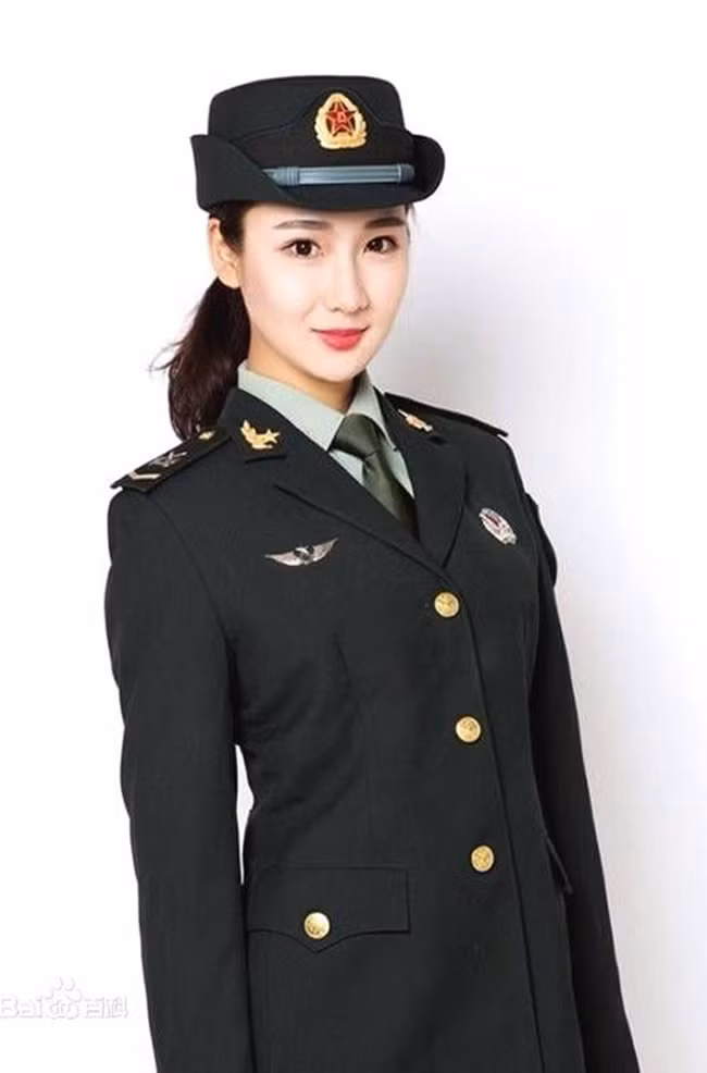 Cô gây ấn tượng bởi chiều cao 1m78 và gương mặt xinh đẹp, đường nét hài hòa.