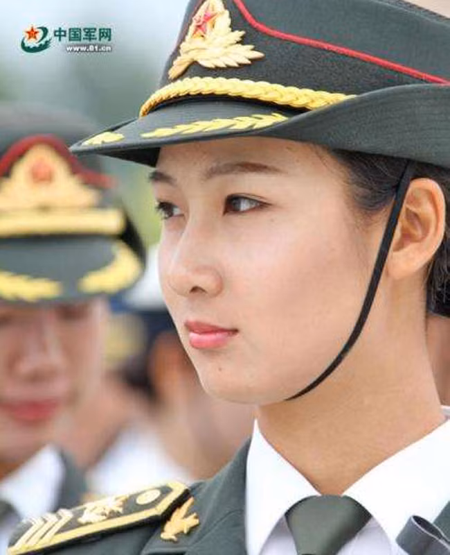 Men năm nay 30 tuổi, từng là người mẫu nội y nổi tiếng trước khi tham gia quân đội.