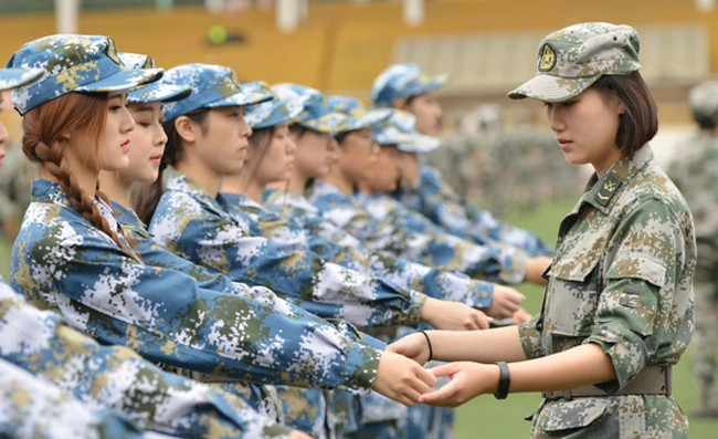 Các cô gái cũng sẽ để mặt mộc hoặc trang điểm nhẹ nhàng khi đi học quân sự.