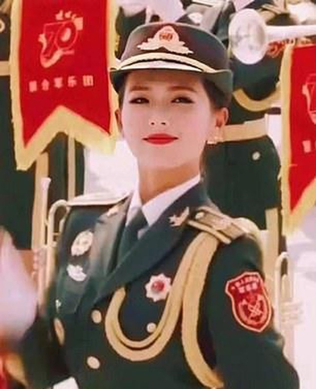 Gao Yuan là thành viên đội quân nhạc, được mệnh danh là “Nữ quân nhân xinh đẹp nhất trong lễ duyệt binh ngày Quốc khánh” Trung Quốc sau khi những khoảnh khắc của cô lọt vào ống kính truyền hình.