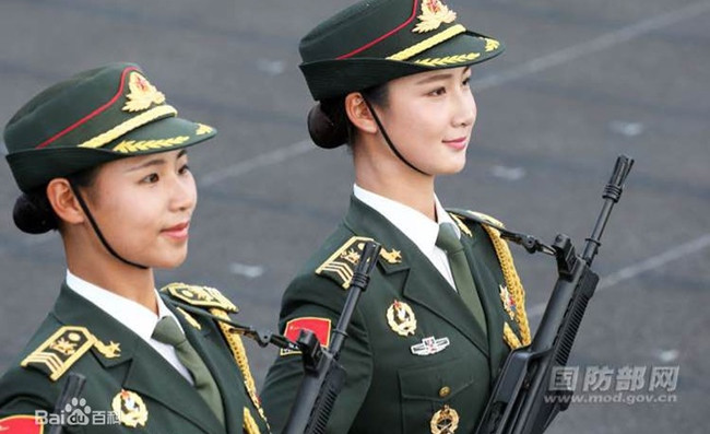 Men sinh ra ở Đại Liên, tỉnh Liêu Ninh, tốt nghiệp học viện Cộng nghệ Thời trang Bắc Kinh chuyên ngành người mẫu.