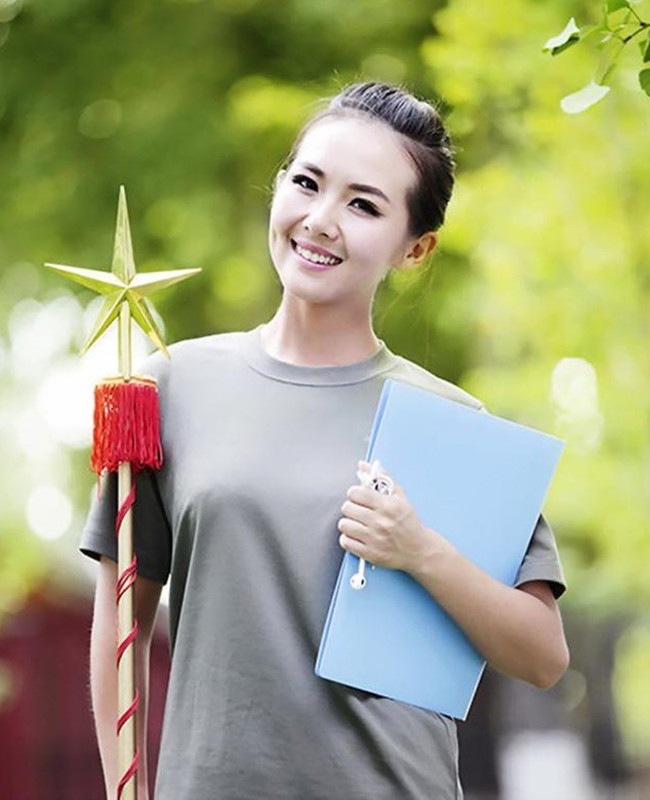 Được biết, cô là người tỉnh Sơn Đông, là một nhạc trưởng kiêm phó chủ nhiệm đoàn nữ văn công tại Học viện Quốc phòng Trung Quốc.