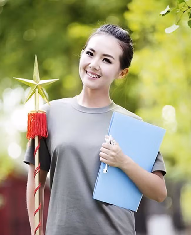 Được biết, cô là người tỉnh Sơn Đông, là một nhạc trưởng kiêm phó chủ nhiệm đoàn nữ văn công tại Học viện Quốc phòng Trung Quốc.