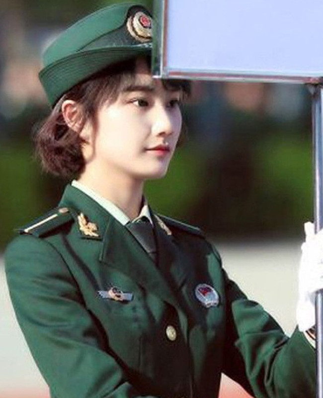 Nữ quân nhân Trung Quốc mặc quân phục có hình dáng chữ X, bó chặt ở hông “để trông thanh lịch hơn”.