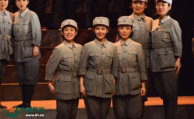 Năm 2015, Gao Yuan cũng từng gây chú ý khi tham gia biểu diễn trong lễ kỷ niệm 70 năm ngày chiến thắng đế quốc Nhật trong Thế chiến II.