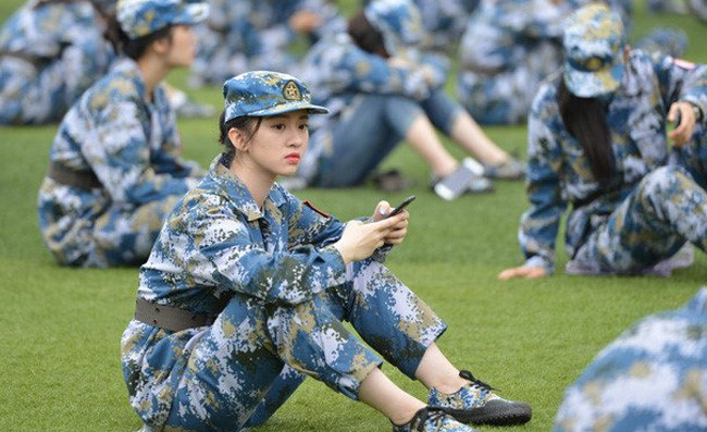 Nhiều bóng hồng của Học viện Nghệ thuật Nam Kinh, tỉnh Giang Tô, Trung Quốc thu hút chú ý khi đi học quân sự vì quá xinh.