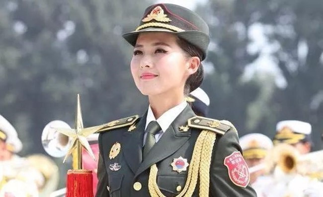 Không chỉ thế, cô còn là một trong những nữ thành viên đầu tiên thuộc lực lượng quân nhạc Trung Quốc.