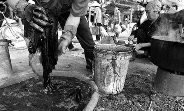 Thời kỳ bao cấp, kinh tế khó khăn nên mọi người thường phải mặc những bộ quần áo đã bị giặt đến bạc màu. Vì thế nghề nhuộm quần áo trở thành dịch vụ rất được ưa chuộng. Thời điểm đó, mỗi gia đình chỉ được phát một lượng vải nhất định đủ để may vài bộ quần áo. Sau một thời gian sử dụng, vải bị phai nên mọi người sẽ đem đi nhuộm lại để trông mới hơn. Màu nhuộm được điều chế từ những nguyên liệu thiên nhiên như củ nâu, lá cây chàm. Những tông màu được nhuộm chủ yếu là nâu và đen.