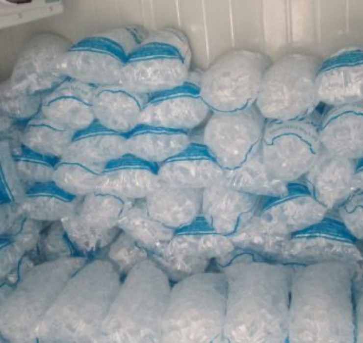 Khác với những nghề đã “thất truyền” kể trên, nghề bán đá cục đã có từ thời bao cấp và tồn tại cho đến tận bây giờ. Vào thời kỳ bao cấp, ở Hà Nội, nước đá chỉ được làm từ các nhà máy, xí nghiệp quốc doanh và cũng chỉ được phân phối rất hạn chế. Ngày nay nước đá vẫn được bán phổ biến ở các cửa hàng tạp hóa. Mặt hàng này bán rất chạy vào mùa hè, khi nhu cầu giải khát và sử dụng nước đá của người tiêu dùng tăng cao. Minh Hoa (t/h)