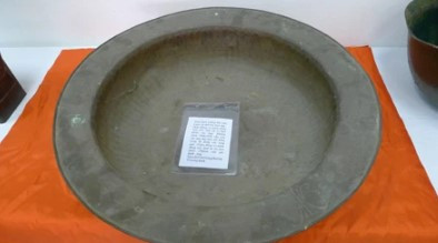 Ngoài ra không thể không kể đến nghề đúc vật liệu chiến tranh. Những phế liệu chiến tranh như vỏ máy bay, vỏ bom,… đã được chế tác thành những chiếc nồi, chậu, mâm, vành xe đạp… phục vụ đời sống sinh hoạt của người dân. Thứ sản phẩm này rất được ưa chuộng bởi chất lượng và giá thành.