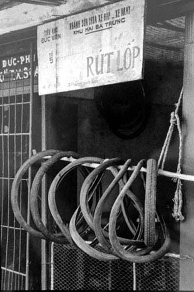 Khi xe đạp là phương tiện di chuyển chủ yếu và là tài sản quý giá không phải nhà nào cũng có thì những dịch vụ "ăn theo" như rút lốp xe đạp thời kỳ này cũng rất phát triển.