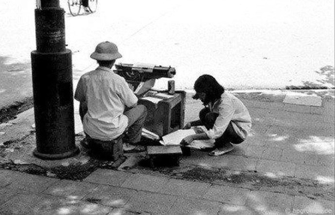 Nghề đánh máy chữ ngày nay không còn xuất hiện nhưng vào những năm 1975, đây là một nghề khá phổ biến. Ai cần đánh máy giấy tờ, đơn từ.. cần bỏ ra vài hào cho mỗi trang.