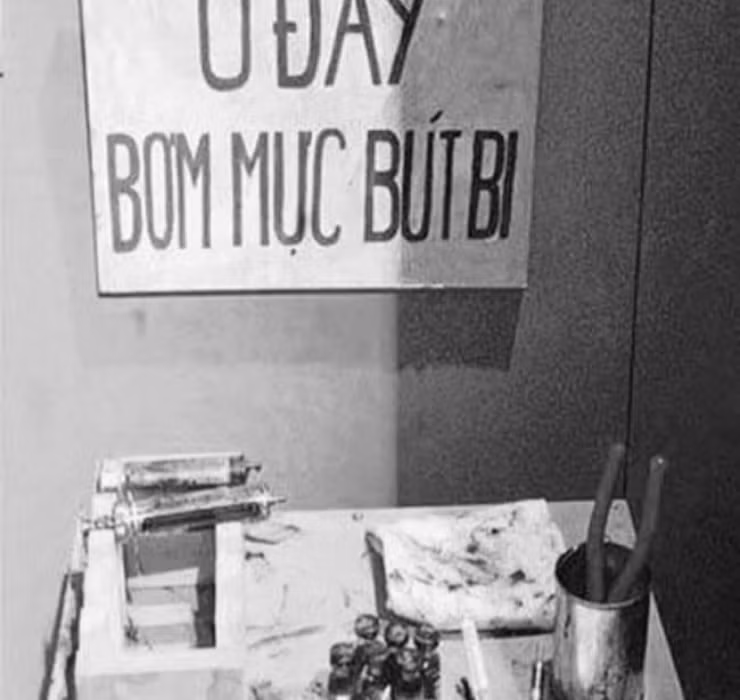 Công đoạn bơm mực tuy đơn giản nhưng cũng yêu cầu sự cẩn thận, tỉ mỉ vì nếu không mực bút bi có thể dây ra áo, rất khó làm sạch. Ngoài ra, người thợ bơm mực cũng cần chuẩn bị vài viên bi cùng với một cái dùi nhỏ đề phòng trường hợp đầu viết bi bị hỏng thì có bi để thay ngay.