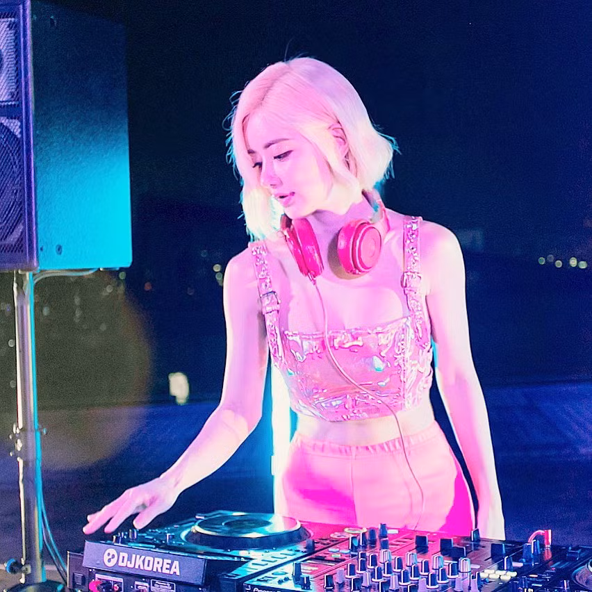 Khi chơi nhạc, DJ Soda thường lựa chọn những bộ trang phục tôn dáng như váy bodycon, áo croptop dáng ôm, kết hợp với hot pants.