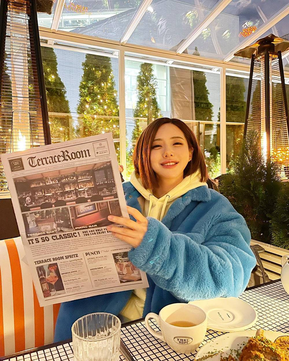 Khi khác, DJ Soda chọn diện áo hoddie kết hợp với áo khoác lông bên ngoài, ấm áp và không kém phần thời thượng. Cùng với đó là gam màu trắng - xanh hài hòa. Tuy nhiên, phong cách đời thường của DJ Soda đa dạng và linh hoạt hơn. Đó có thể là blazer kết hợp với quần suông hay những chiếc áo rộng thoải mái. Cô không hề bó hẹp bản thân trong phong cách sexy đã trở thành thương hiệu.