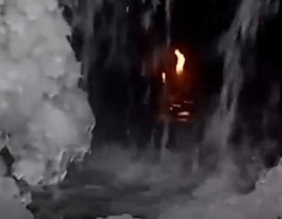 "Eternal Fire" nằm trong công viên Suling County, Hoa Kỳ, trong công viên có một thác nước nhỏ với dòng chảy nhỏ nhưng lại thu hút rất nhiều khách du lịch đến check in. Nguyên nhân chính là vì dưới ngọn thác nhỏ này có ngọn lửa đã cháy hàng nghìn năm, nhất là sau khi cảnh tượng này càng được nhiều người biết đến, rất nhiều du khách đến đây.