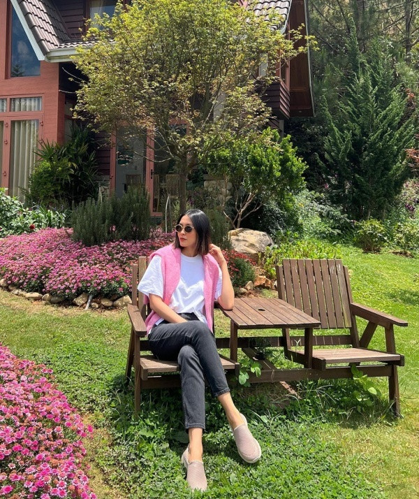 Tăng Thanh Hà đi du lịch ăn diện đơn giản nhưng chẳng hề nhàm chán - Hình 2 Tang Thanh Ha di du lich an dien don gian nhung chang he nham chan-Hinh-2