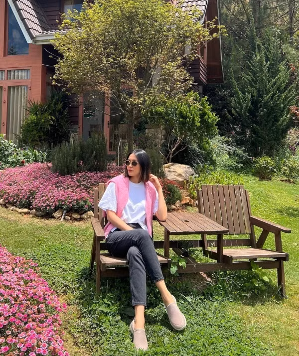 Tang Thanh Ha di du lich an dien don gian nhung chang he nham chan-Hinh-2